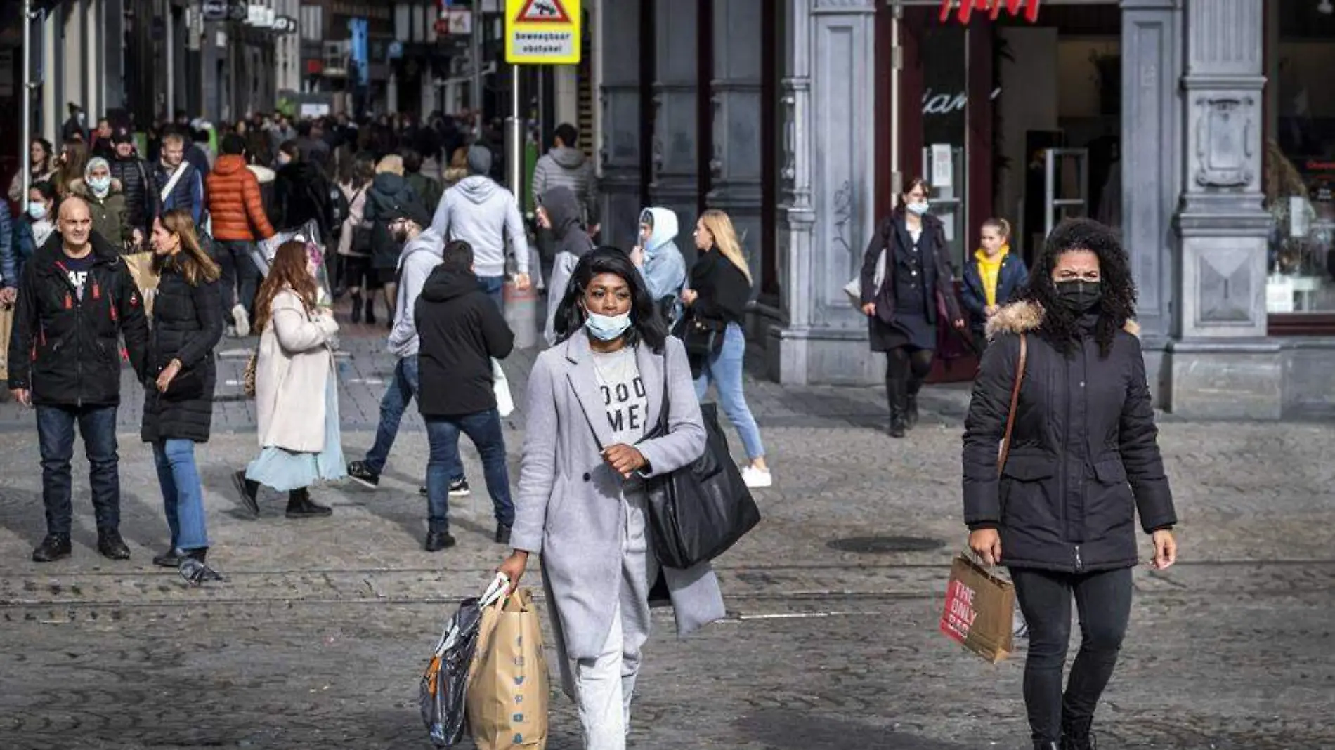 personas caminado Amsterdam en pandemia covid